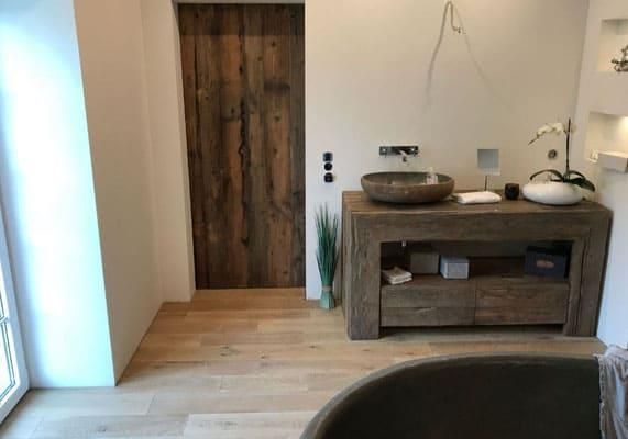 Ein Badezimmer mit einem Holzwaschtisch und einem Waschbecken.