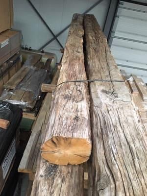 Auf einem Holztisch liegt ein großes Stück Holz.