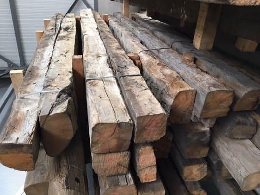 Ein Stapel aufeinander gestapelter Holzscheite