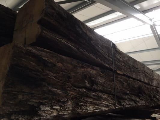 Ein großes Stück Holz hängt von der Decke eines Gebäudes