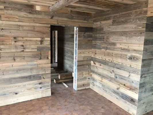 Ein Raum mit Holzwänden und Holzboden.