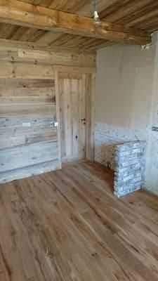 Ein Raum mit Holzwänden und Holzboden.