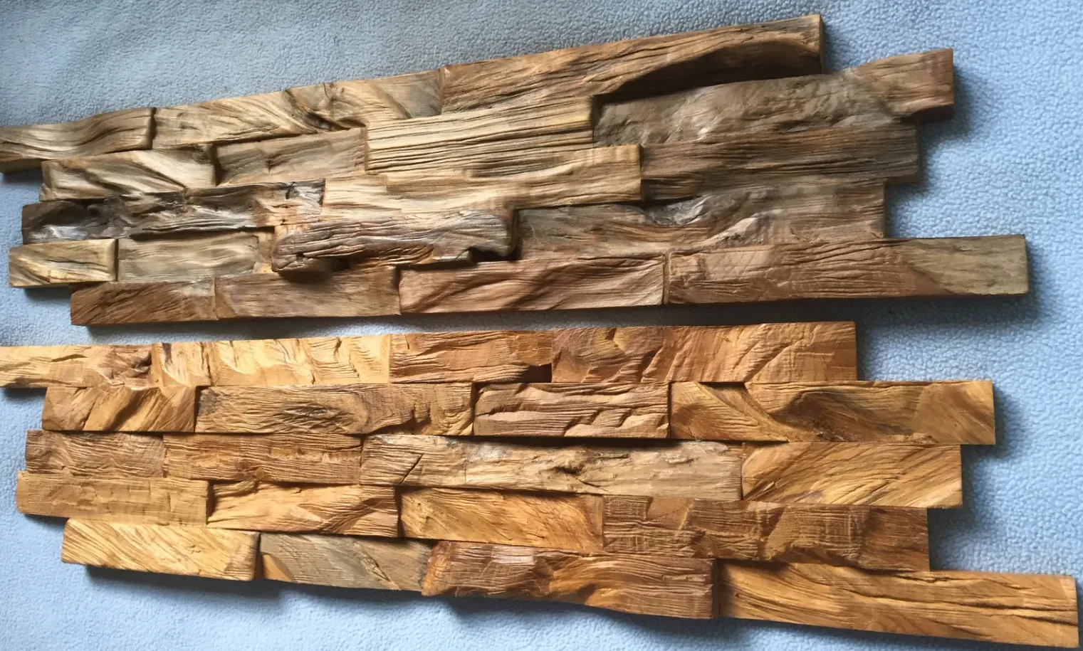 Zwei Muster von gestapelten Steinwandfliesen in Braun- und Grautönen.