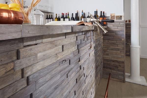 Eine Holzbar mit Weinflaschen darauf