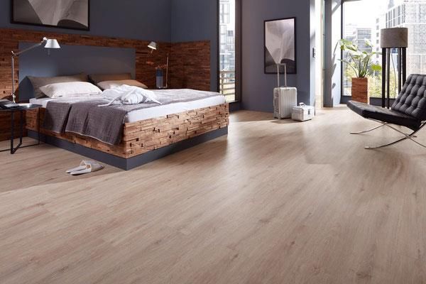Ein Schlafzimmer mit einem großen Bett und einem Sessel