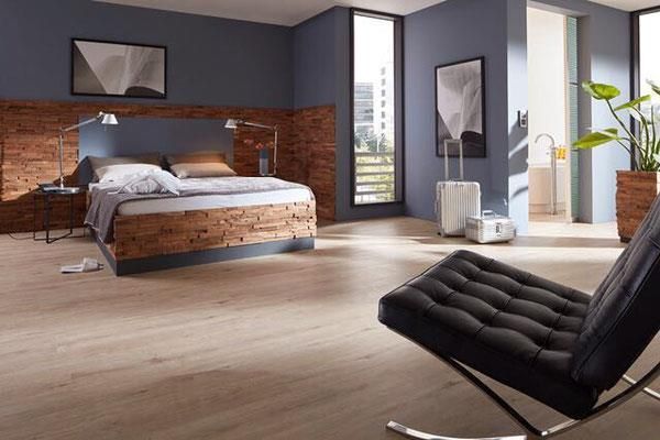 Ein Schlafzimmer mit einem Bett und einem Stuhl darin