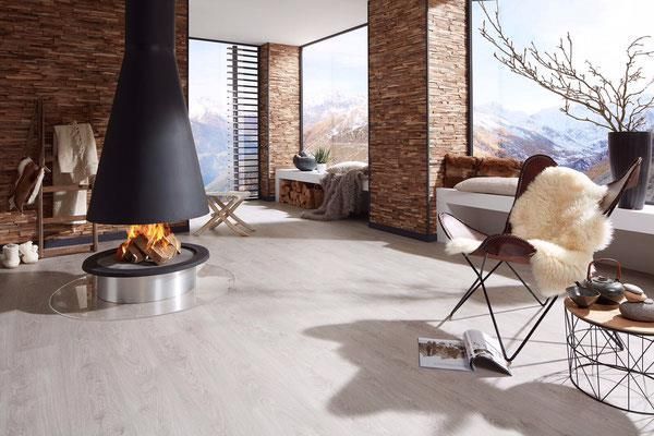 Ein Wohnzimmer mit Kamin und Sessel