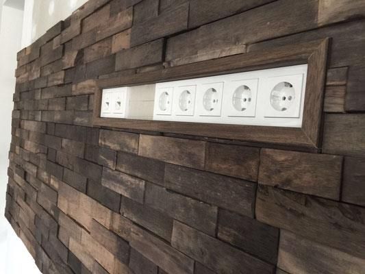 Eine Holzwand mit Steckdosen