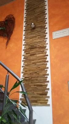 Eine Treppe mit einer Holzwand und einer Kerze darauf.