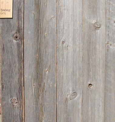 Eine Nahaufnahme eines Holzstücks mit einem Schild darauf.