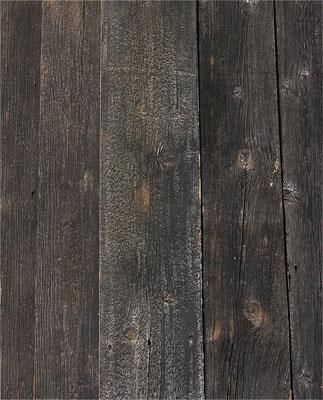 Eine Nahaufnahme eines Holzbretts mit ein paar Löchern darin
