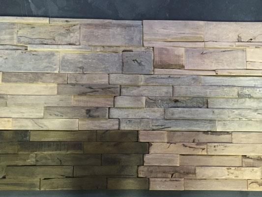 Eine Nahaufnahme einer Wand aus Holzklötzen.