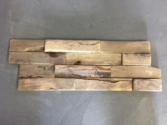 Ein Stück Holz liegt auf einer Betonoberfläche.