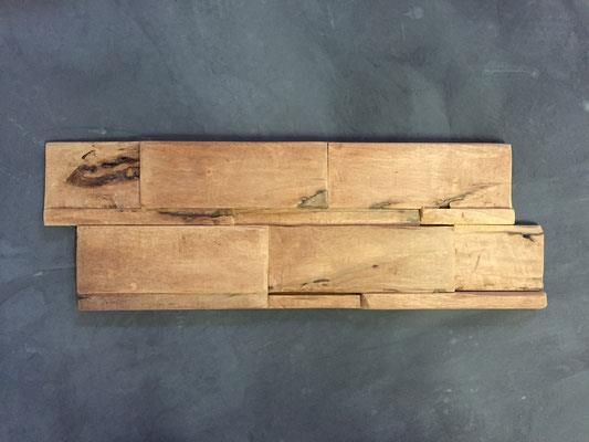Ein Stück Holz liegt auf einer Betonoberfläche.