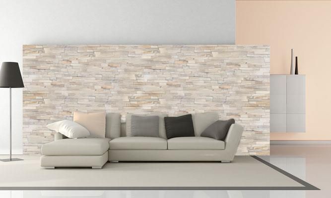 Ein Wohnzimmer mit einer Couch und einer Lampe vor einer Steinwand.
