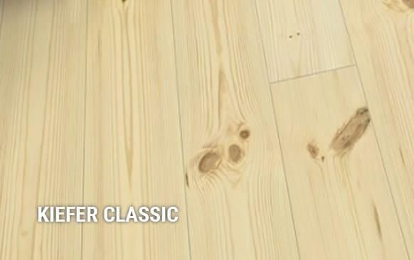 Eine Nahaufnahme eines Holzbodens mit den Worten „Kiefer Classic“ darauf