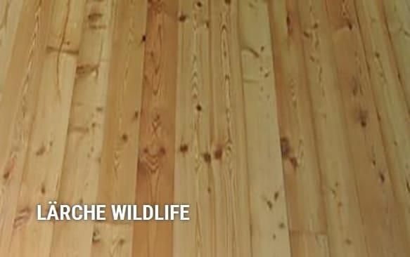 Eine Nahaufnahme von einem Holzboden mit den Worten „Larche Wildlife“ darauf geschrieben