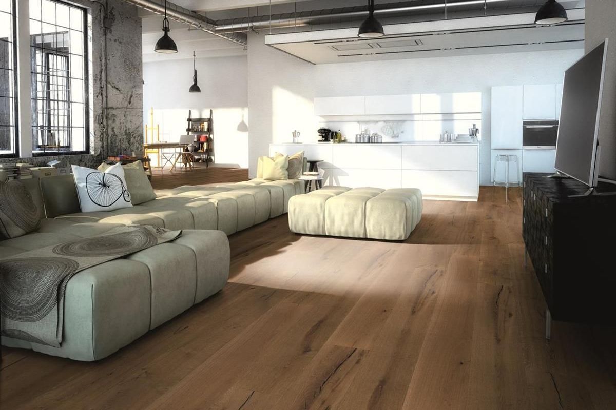 Ein Wohnzimmer mit Holzboden und Couch.