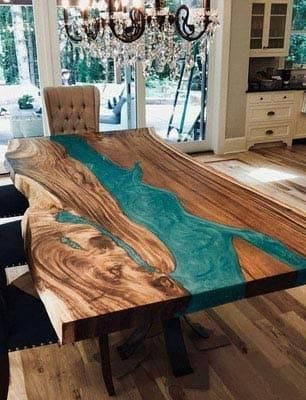 Ein Holztisch mit einem Fluss in der Mitte in einem Esszimmer.