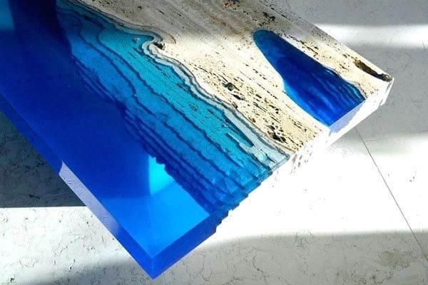 Ein blau-weißes Stück Glas sieht aus wie ein Stück Holz