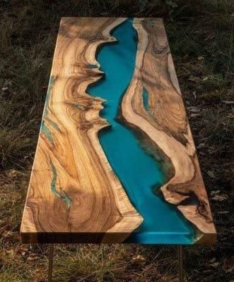 Ein Holztisch mit einem Fluss in der Mitte.