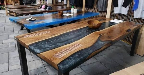 Ein Holztisch mit einer Schüssel darauf in einem Raum.