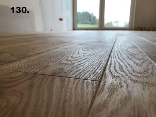 Ein Holzboden mit der Nummer 130 darauf