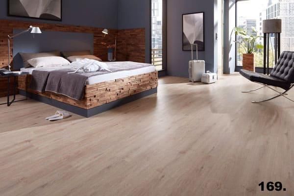 Ein Schlafzimmer mit einem großen Bett und einem Sessel