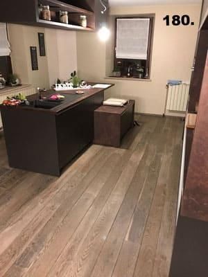 Eine Küche mit großer Kochinsel und Holzböden.