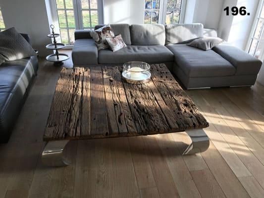 Ein Wohnzimmer mit einer Couch und einem Couchtisch