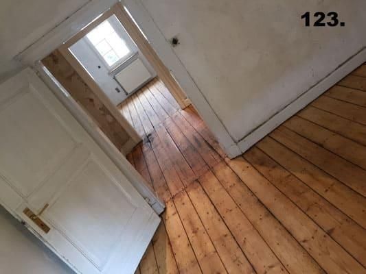 Ein Flur mit der Nummer 123 an der Wand
