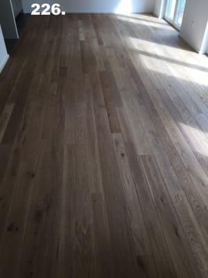 Ein Wohnzimmer mit Holzboden und der Zahl 226 an der Wand.