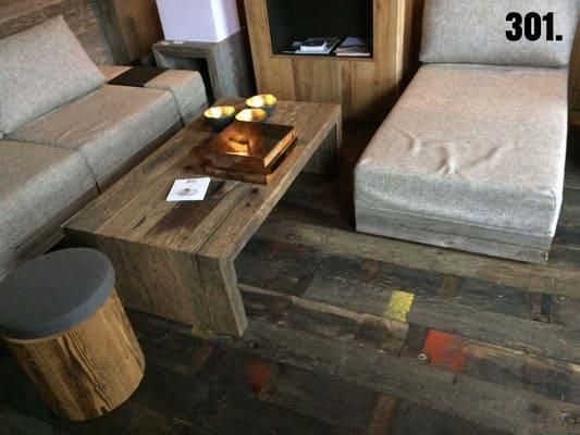 Ein Wohnzimmer mit einer Couch und einem Sessel mit der Nummer 301 darauf