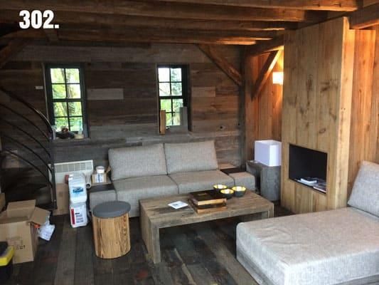 Ein Wohnzimmer mit einer Couch und einem Couchtisch und der Nummer 302 an der Wand