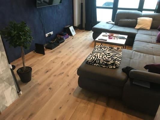 Ein Wohnzimmer mit einer Couch und einem Couchtisch
