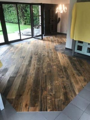 Ein Wohnzimmer mit Holzboden und Kronleuchter.