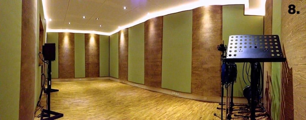 Ein großer Raum mit Holzboden und einer Decke, auf der die Zahl 8 steht