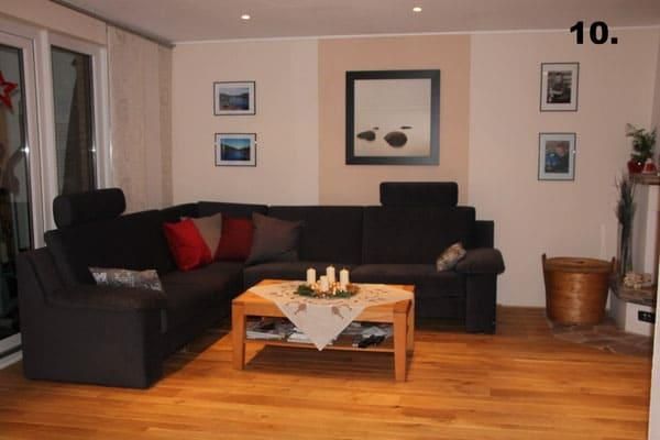 Ein Wohnzimmer mit der Zahl 10 an der Wand
