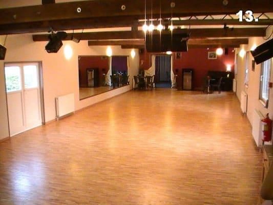 Ein leeres Tanzstudio mit der Nummer 13 an der Decke