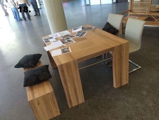 Ein Holztisch und Stühle in einem Raum mit der Nummer 13 auf dem Boden