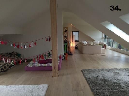 Ein Wohnzimmer mit einer Couch und einem Teppich und der Zahl 34 an der Wand.