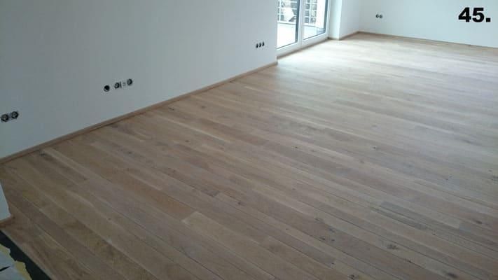 Ein Raum mit Holzboden und weißen Wänden.