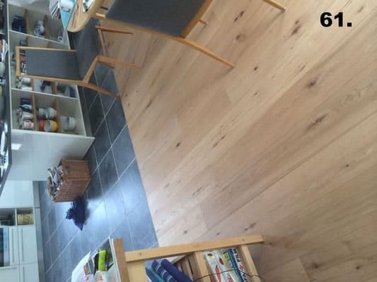 Eine Küche mit Holzboden und der Nummer 61 auf der Unterseite