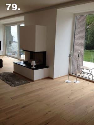 Ein Wohnzimmer mit Hartholzböden und einem Kamin.