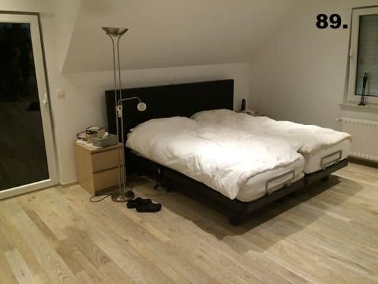 Ein Schlafzimmer mit zwei Betten und der Nummer 89 an der Wand