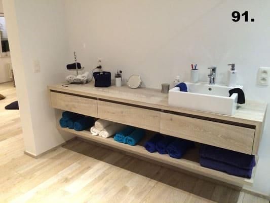 Ein Badezimmer mit der Nummer 91 an der Wand