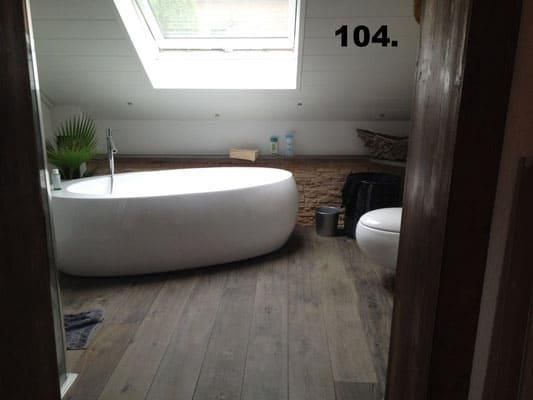 Ein Badezimmer mit Badewanne, Toilette und Oberlicht.