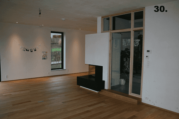 Ein leerer Raum mit der Nummer 30 an der Wand