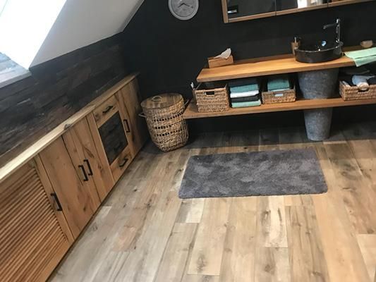 Ein Badezimmer mit Holzschränken und einem Waschbecken