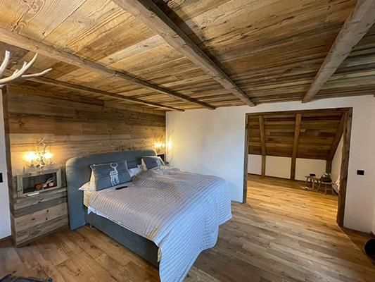 Ein Schlafzimmer mit einem Bett und einer Holzdecke.